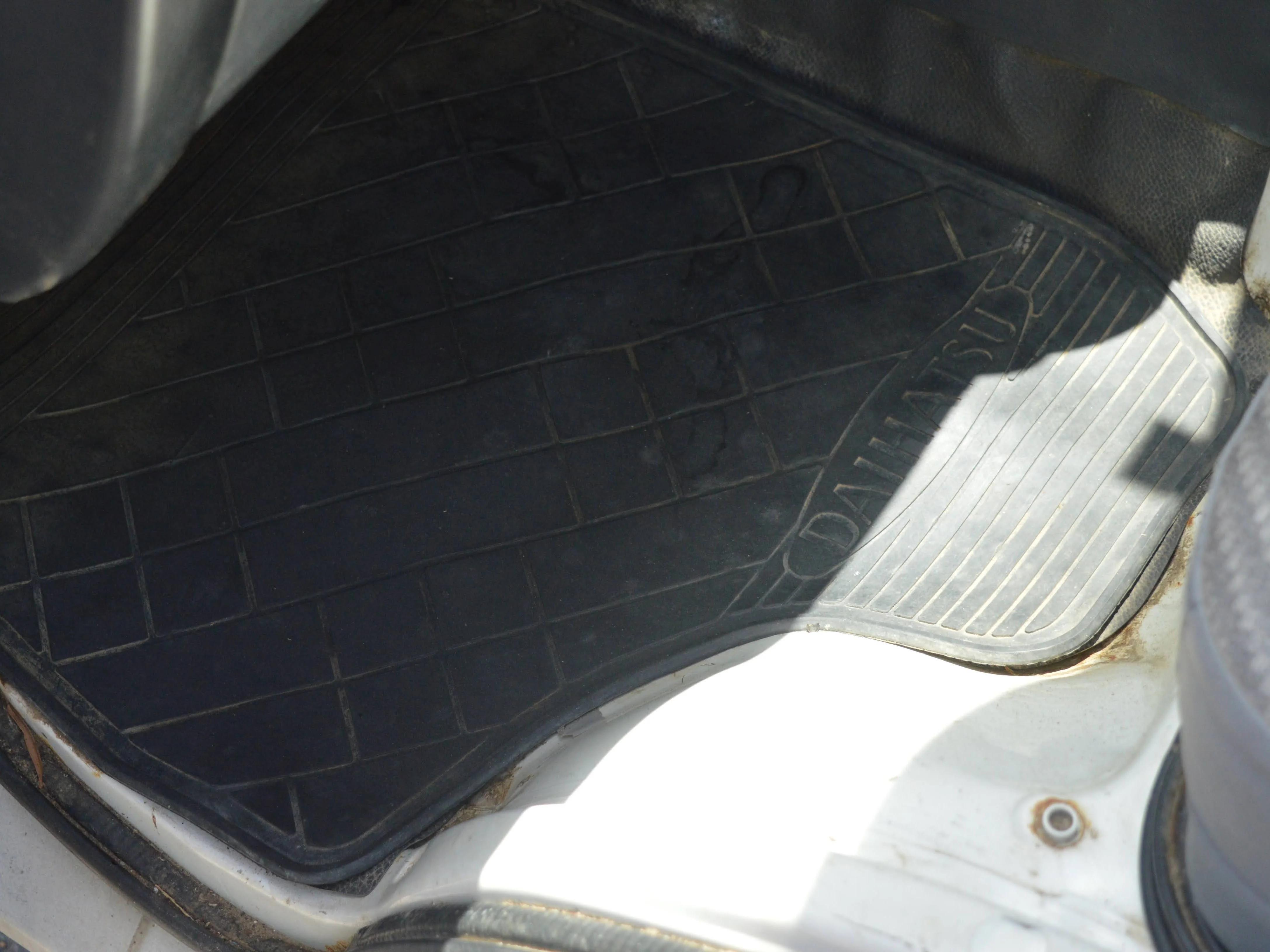 2000 Daihatsu Hijet 4WD - Image 24
