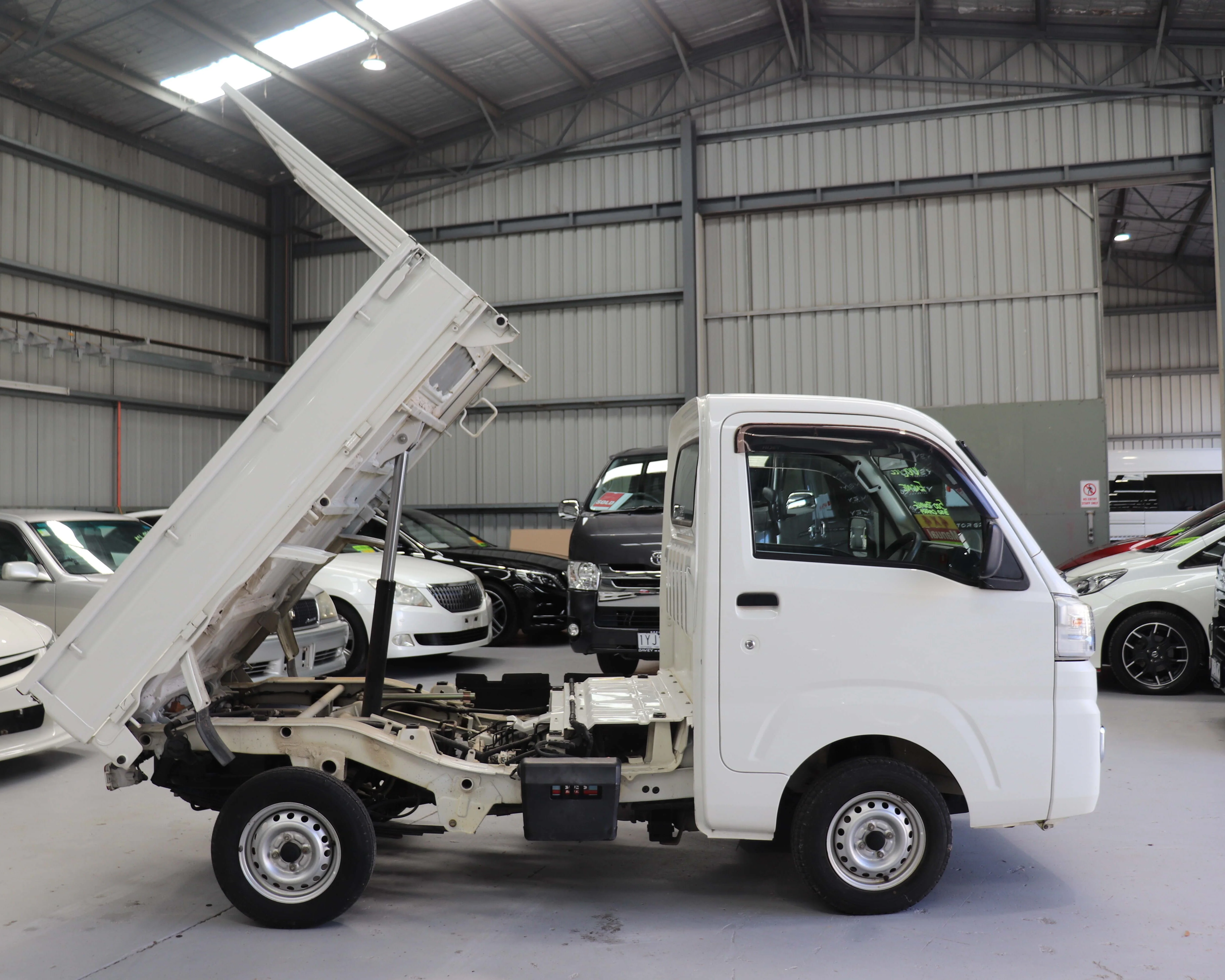 2014 Daihatsu Hijet Low Dump - Image 3