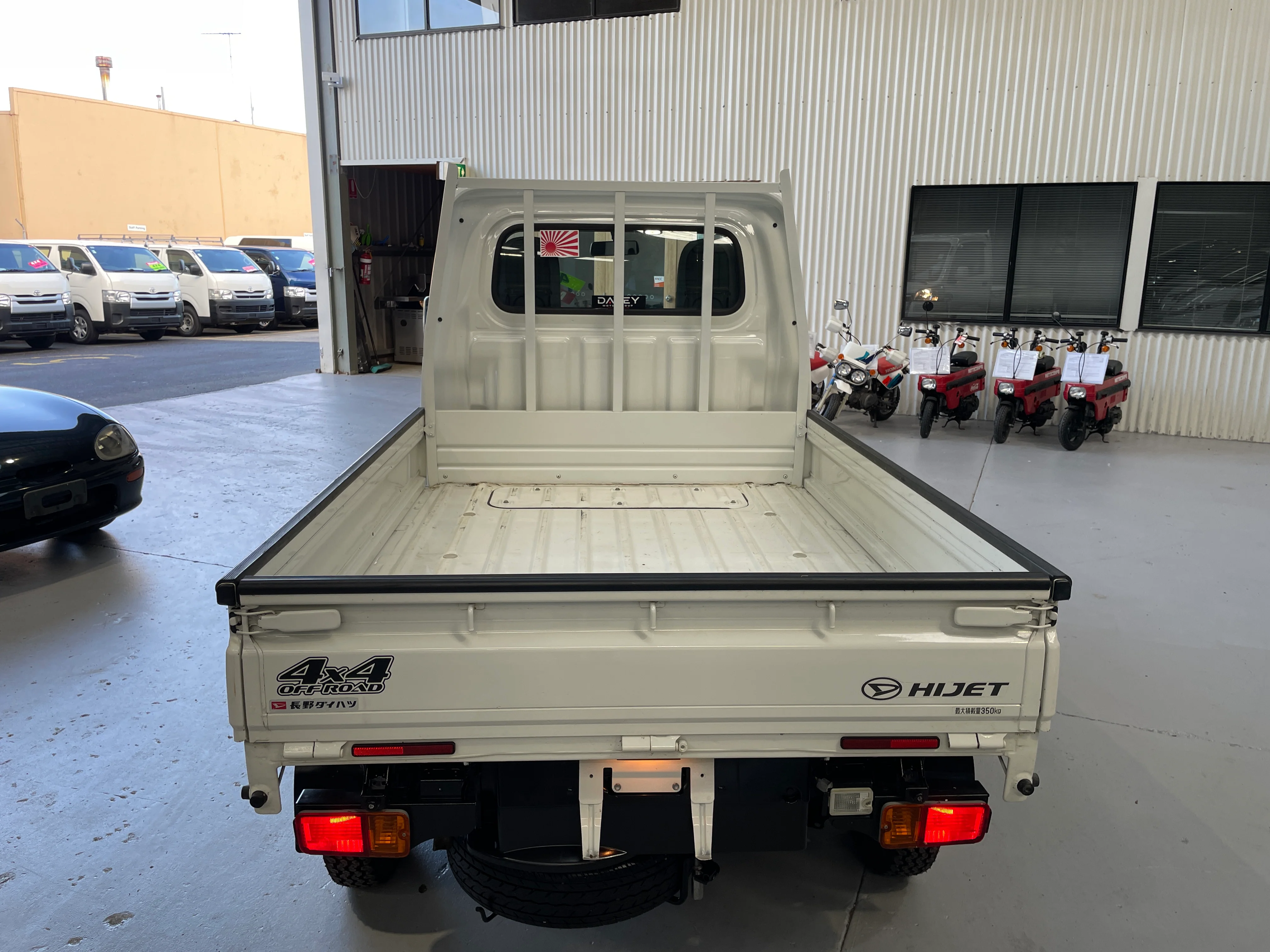 2016 Daihatsu Hijet Dump 4WD - Image 5